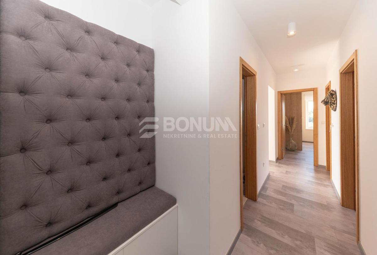 Čudovito stanovanje z dvoriščem v pritličju novejše stavbe, Vodice