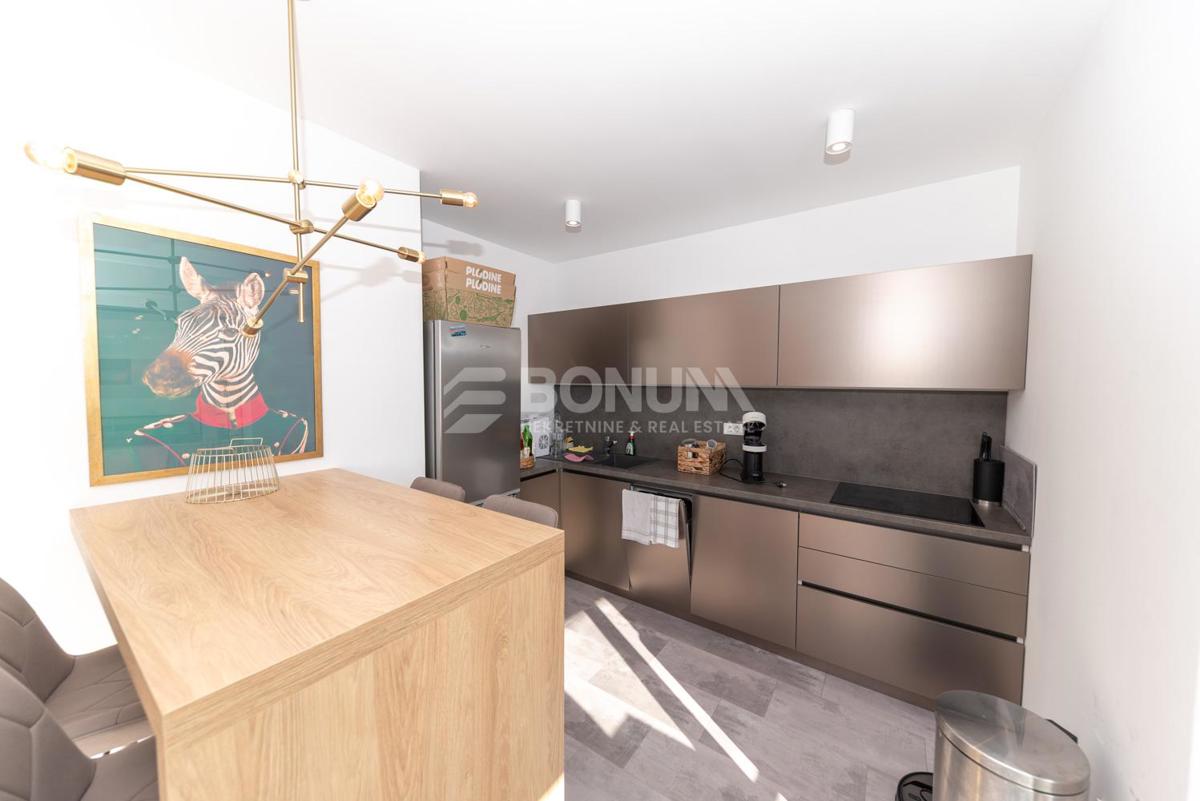 Čudovito stanovanje z dvoriščem v pritličju novejše stavbe, Vodice