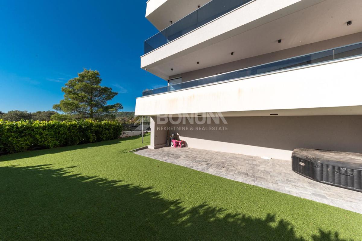 Čudovito stanovanje z dvoriščem v pritličju novejše stavbe, Vodice