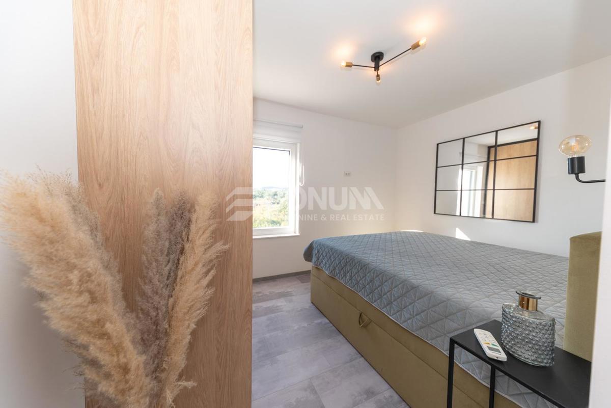 Čudovito stanovanje z dvoriščem v pritličju novejše stavbe, Vodice