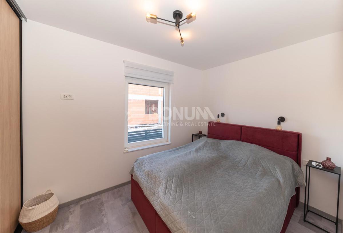 Čudovito stanovanje z dvoriščem v pritličju novejše stavbe, Vodice