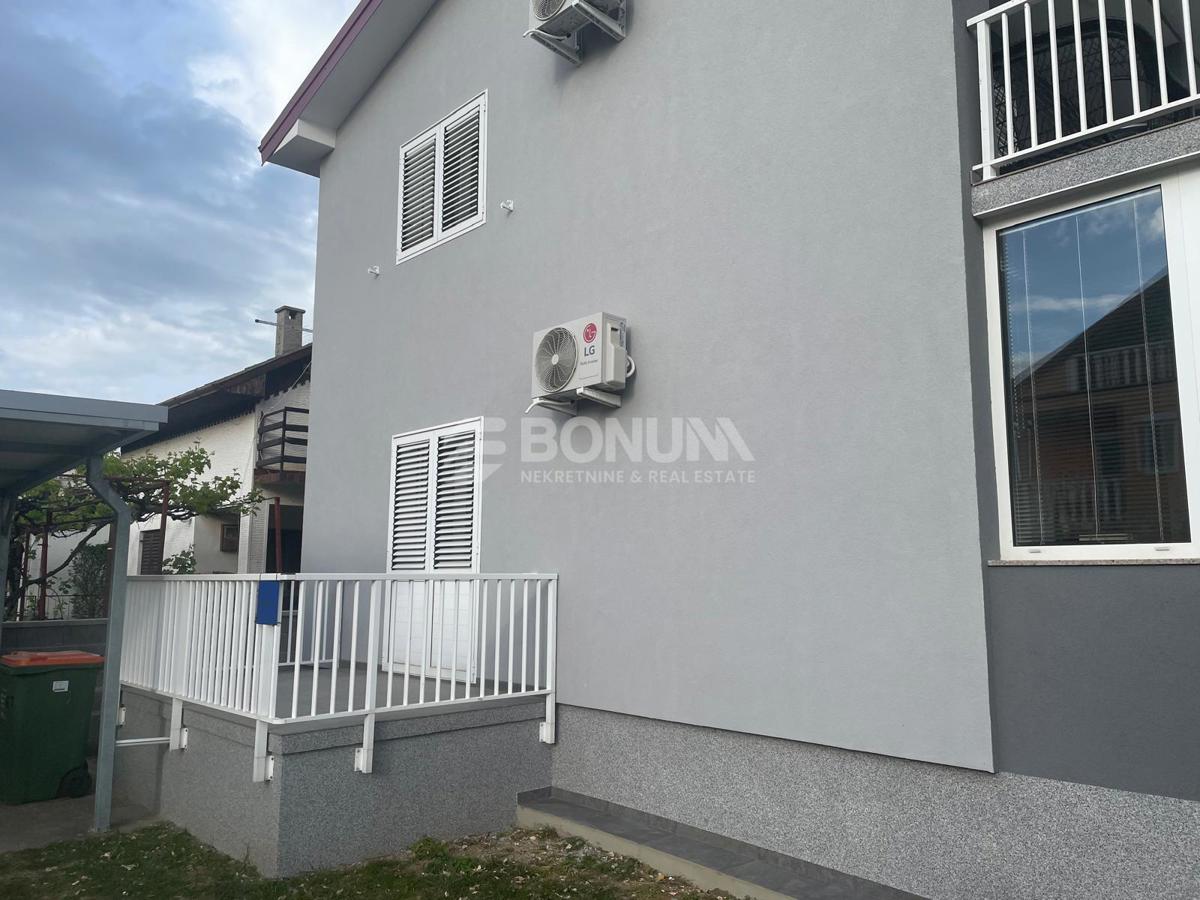 Privlaka – Samostojna hiša z bazenom in dvema stanovanjema na veliki parceli