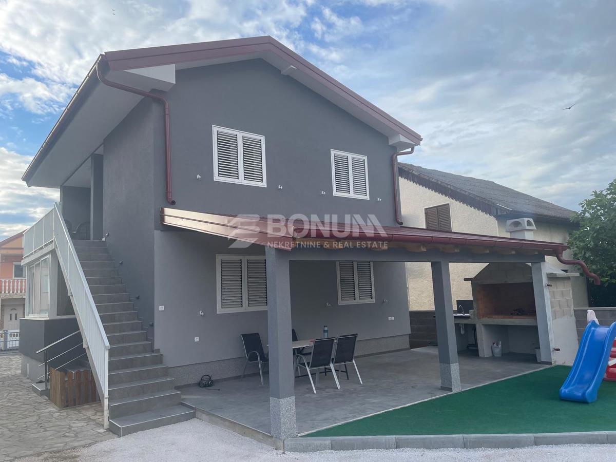 Privlaka – Samostojna hiša z bazenom in dvema stanovanjema na veliki parceli