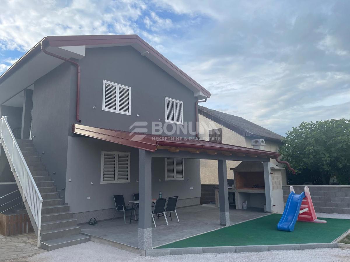 Privlaka – Samostojna hiša z bazenom in dvema stanovanjema na veliki parceli