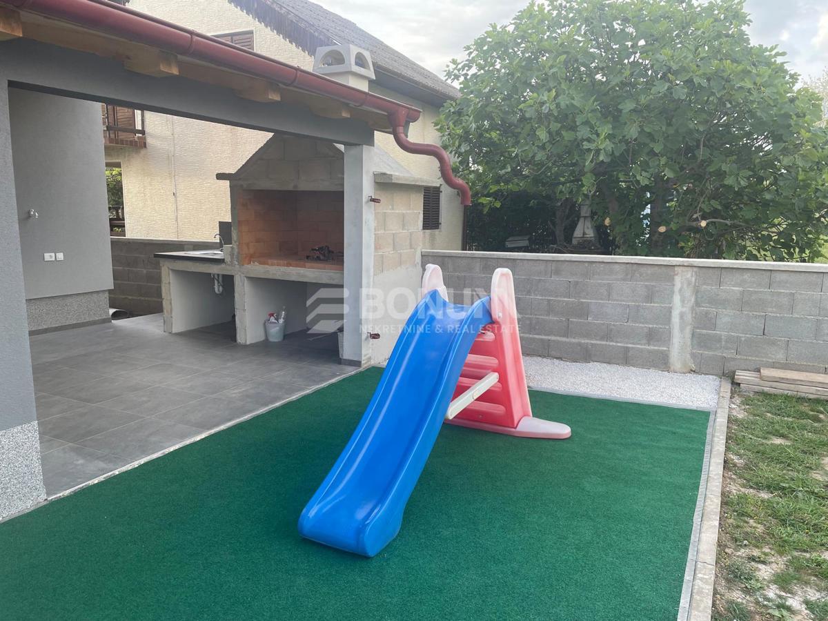 Privlaka – Samostojna hiša z bazenom in dvema stanovanjema na veliki parceli