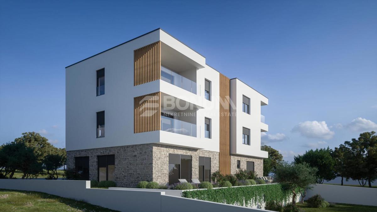 Brodarica – novogradnja v prvi vrsti ob morju – stanovanje z velikim vrtom