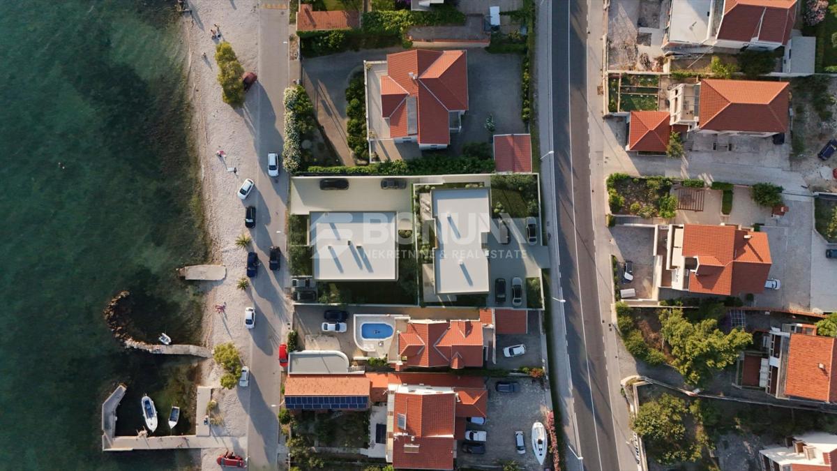 Brodarica – novogradnja v prvi vrsti ob morju – stanovanje z velikim vrtom