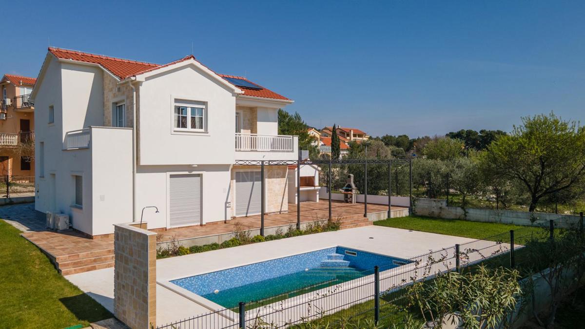 Prodamo novo opremljeno hišo z bazenom, Tribunj