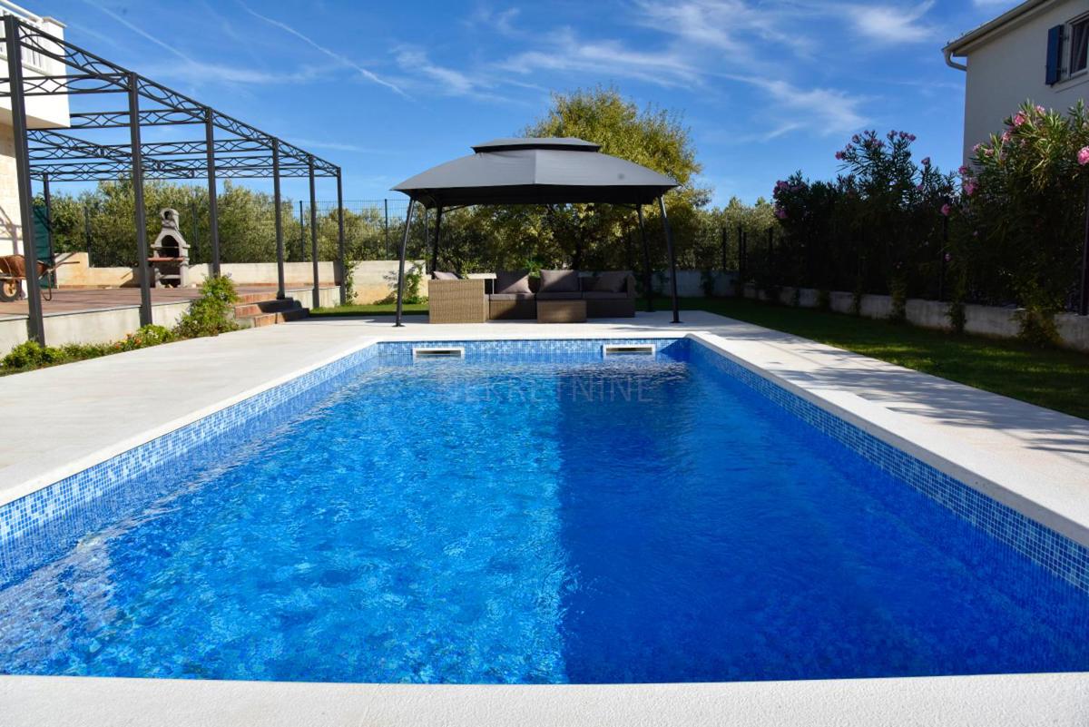 Prodamo novo opremljeno hišo z bazenom, Tribunj