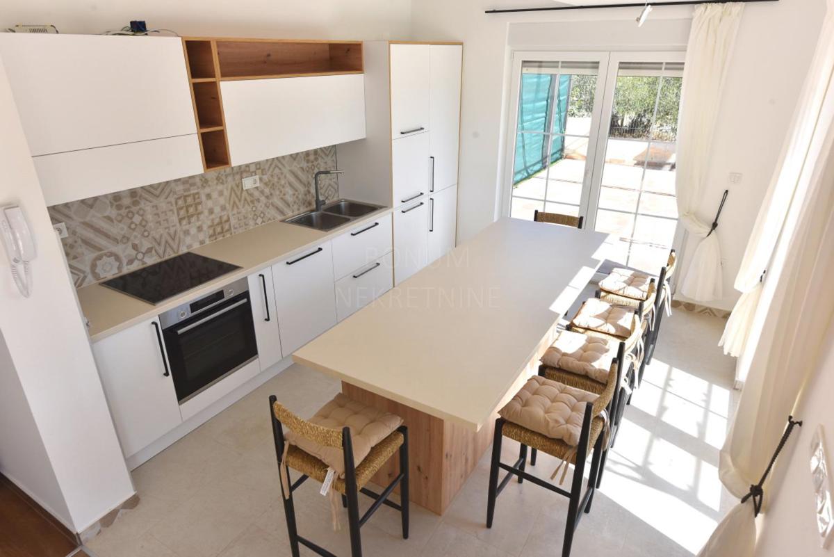 Prodamo novo opremljeno hišo z bazenom, Tribunj