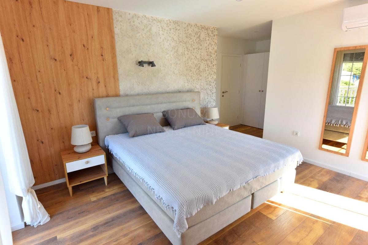 Prodamo novo opremljeno hišo z bazenom, Tribunj