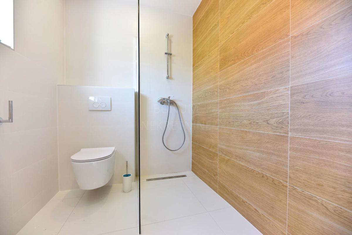 Prodamo novo opremljeno hišo z bazenom, Tribunj