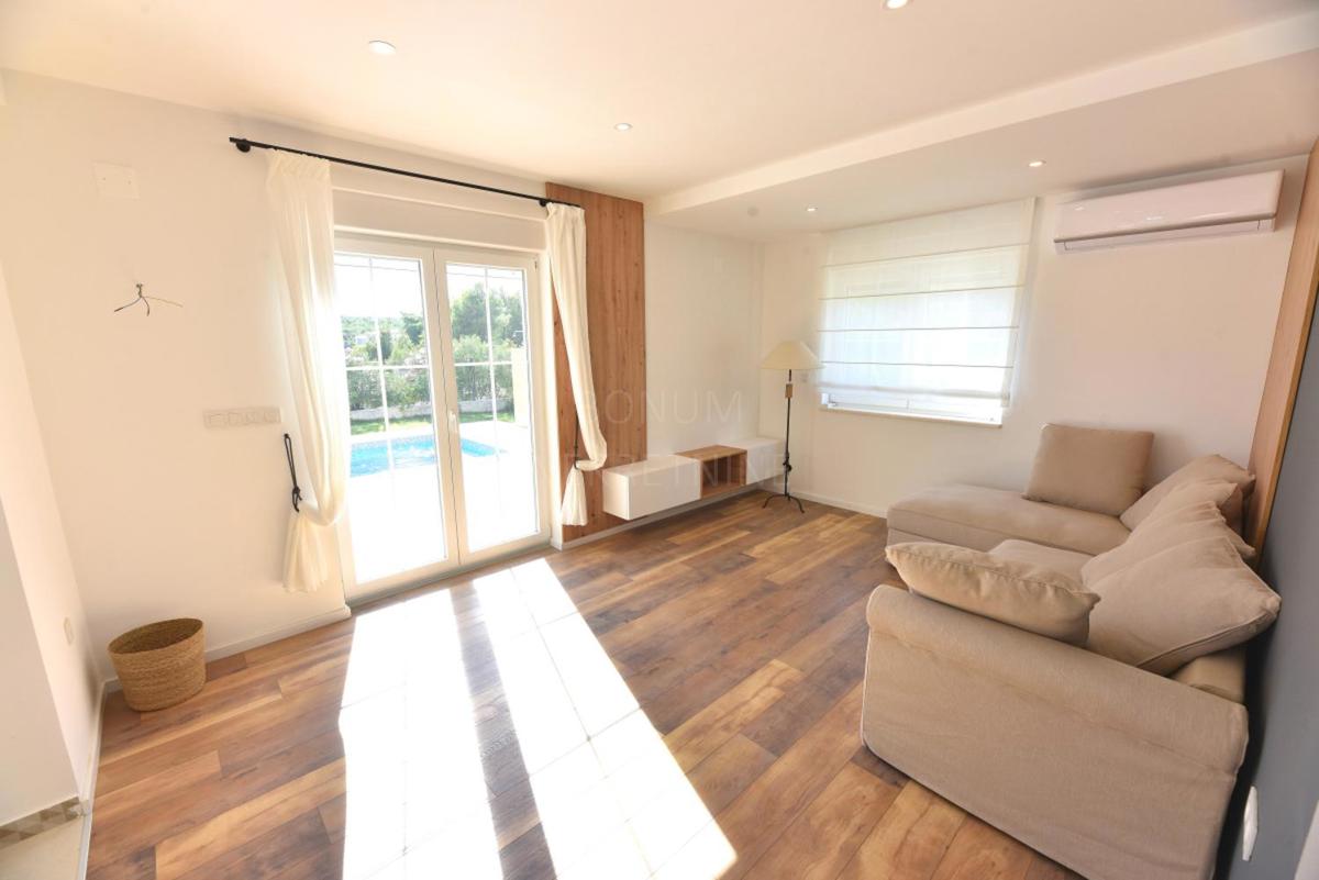 Prodamo novo opremljeno hišo z bazenom, Tribunj