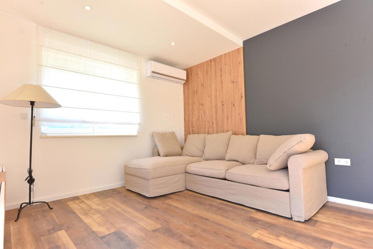 Prodamo novo opremljeno hišo z bazenom, Tribunj