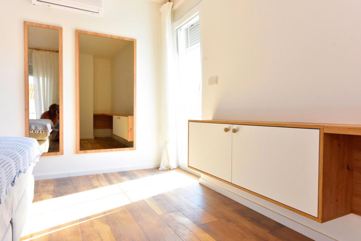 Prodamo novo opremljeno hišo z bazenom, Tribunj