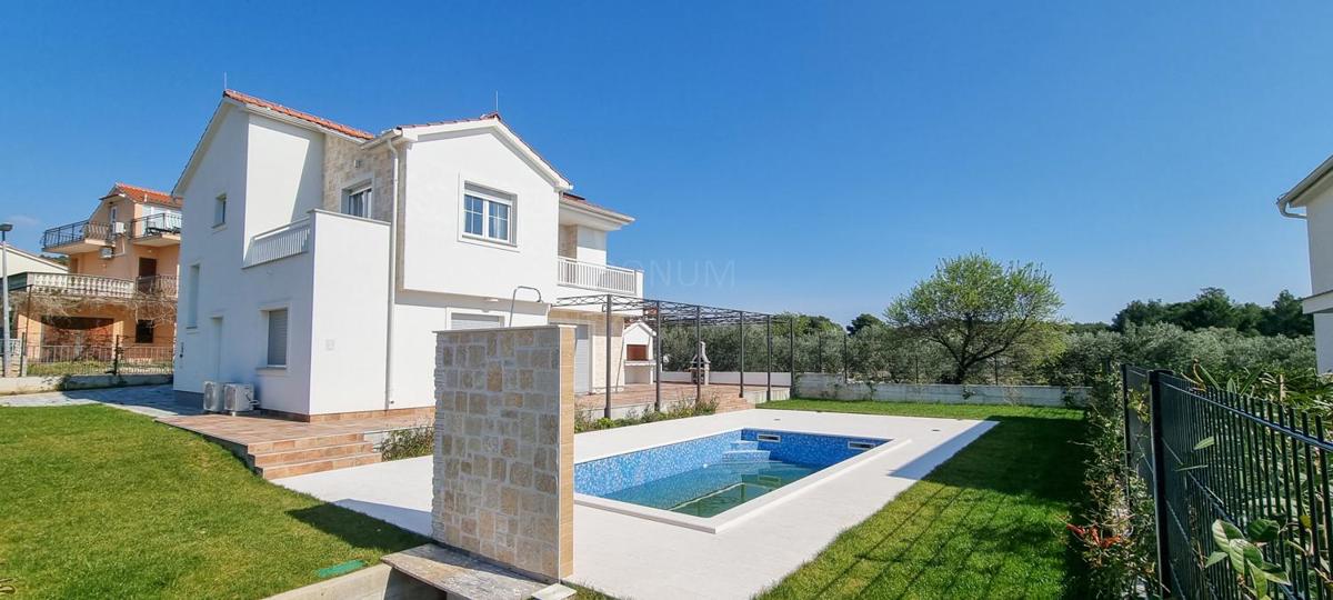 Prodamo novo opremljeno hišo z bazenom, Tribunj