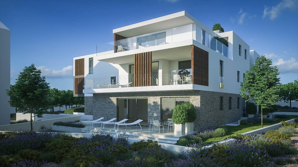  Apartma v pritličju stavbe in v bližini mestne plaže, Vodice