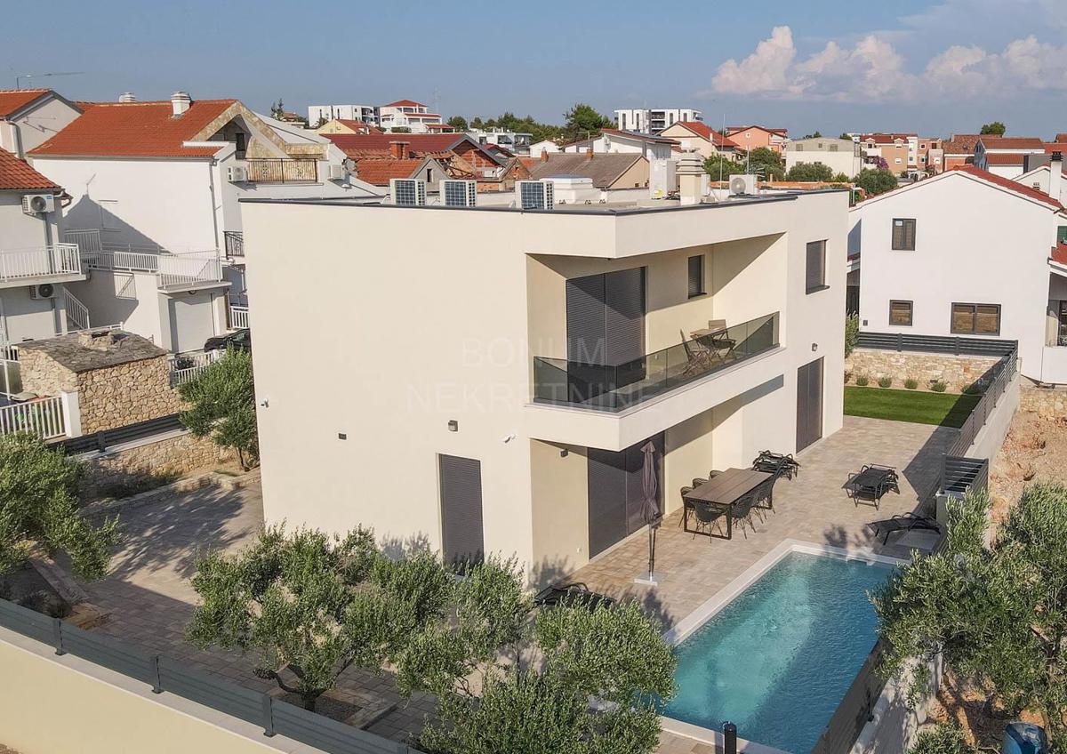 Samostojna hiša z bazenom, Vodice