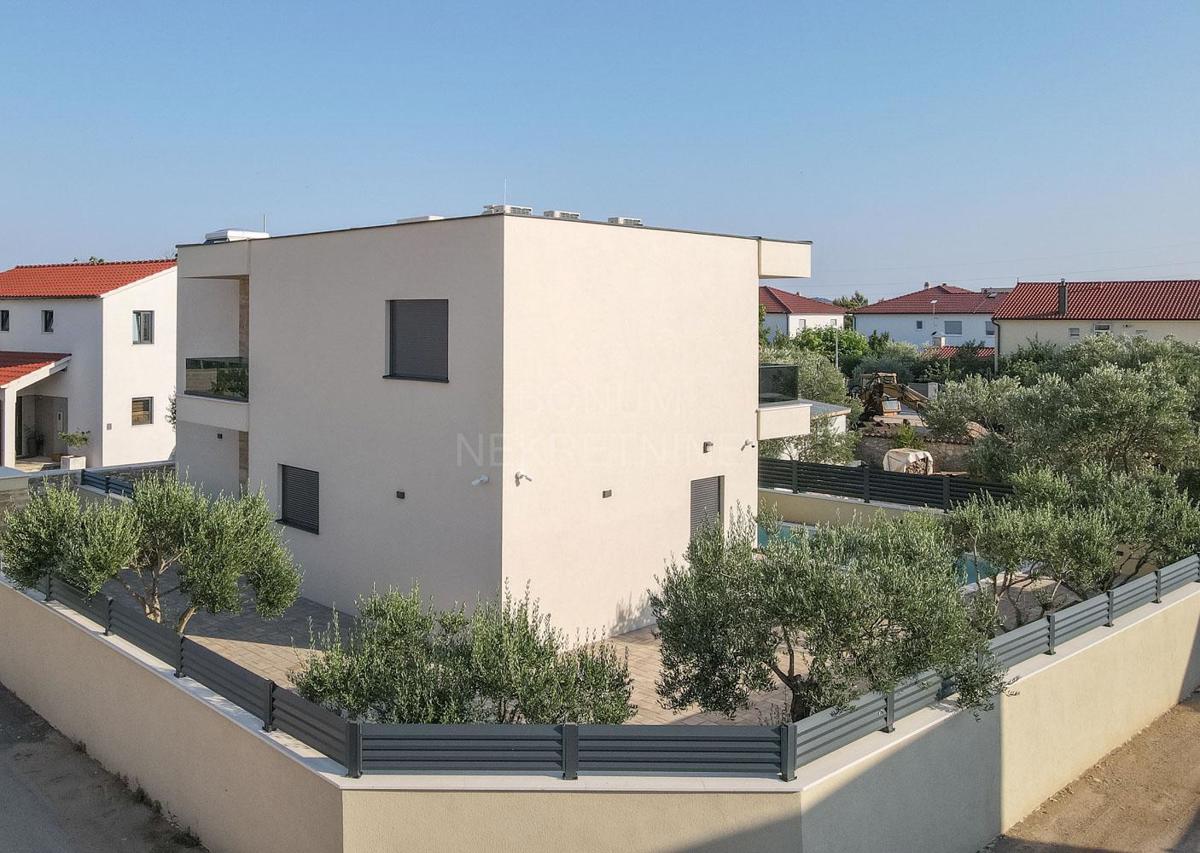 Samostojna hiša z bazenom, Vodice