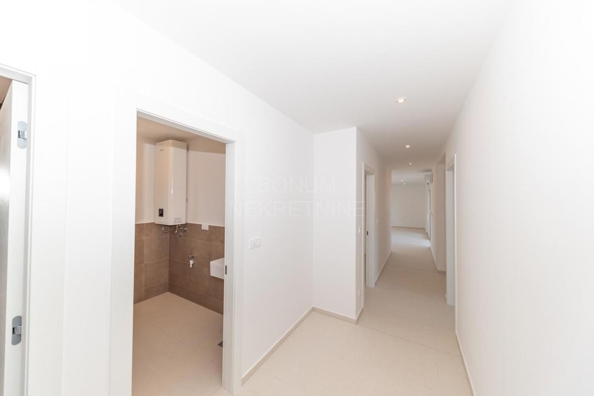 Prodamo apartma blizu plaže, prvo nadstropje, Vodice