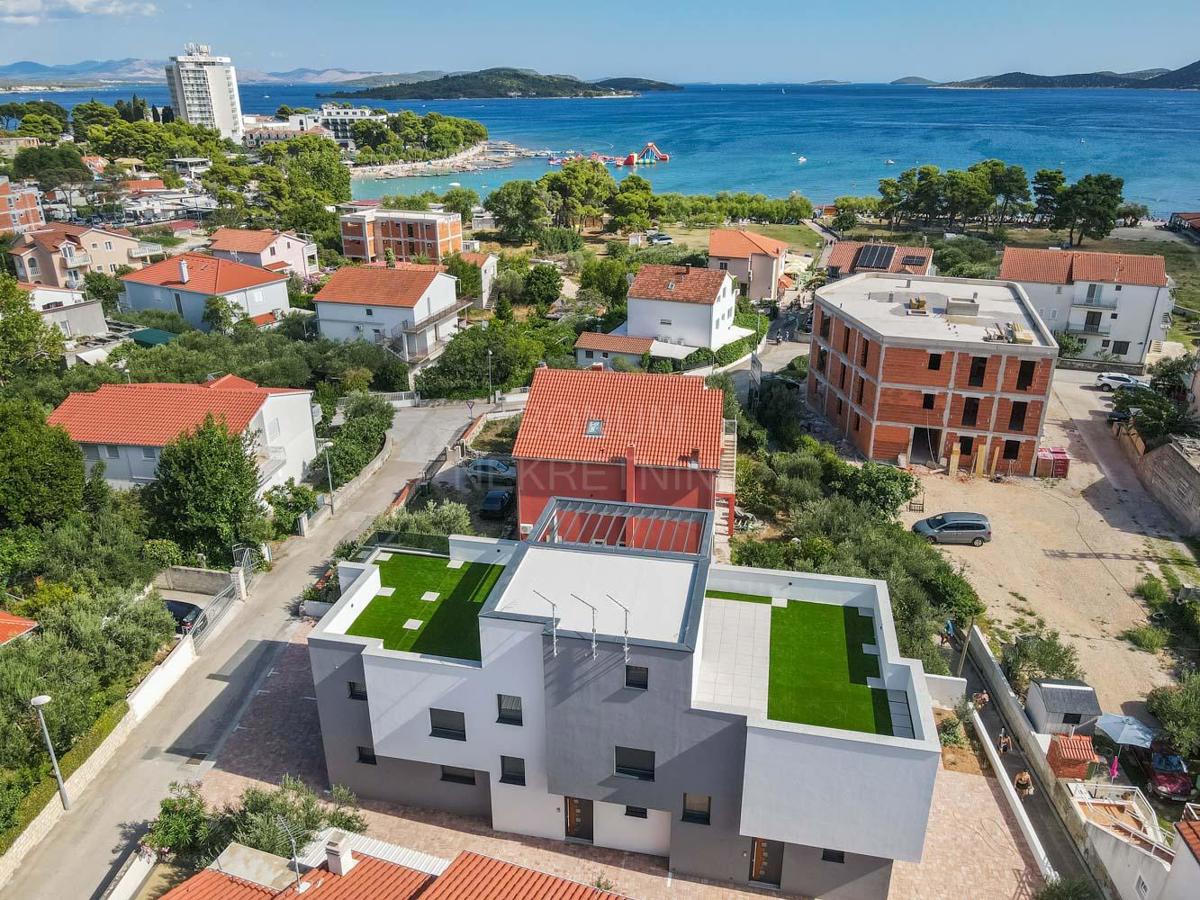 Moderna hiša s strešno teraso v Vodicah, 200m od morja