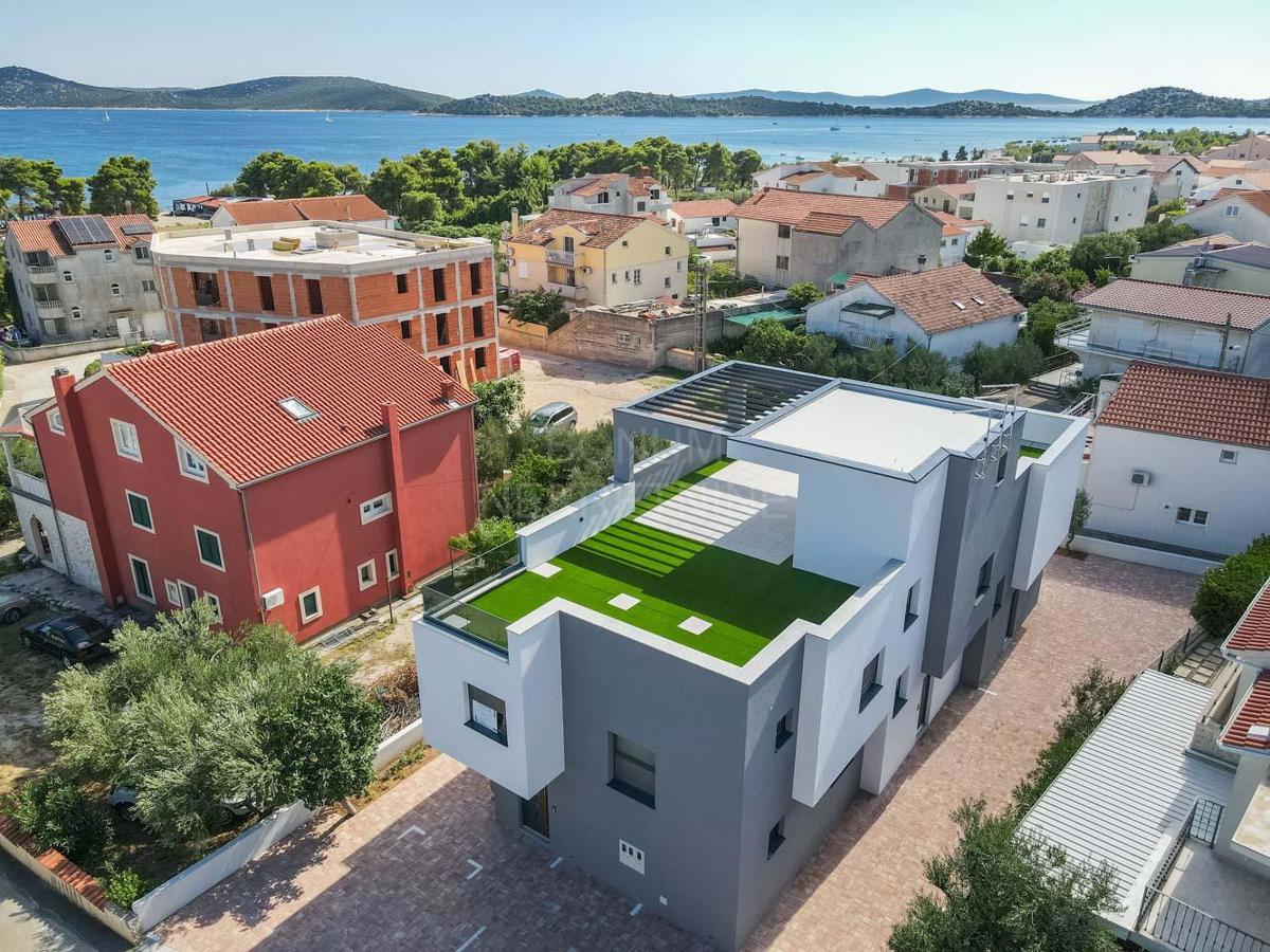 Moderna hiša s strešno teraso v Vodicah, 200m od morja
