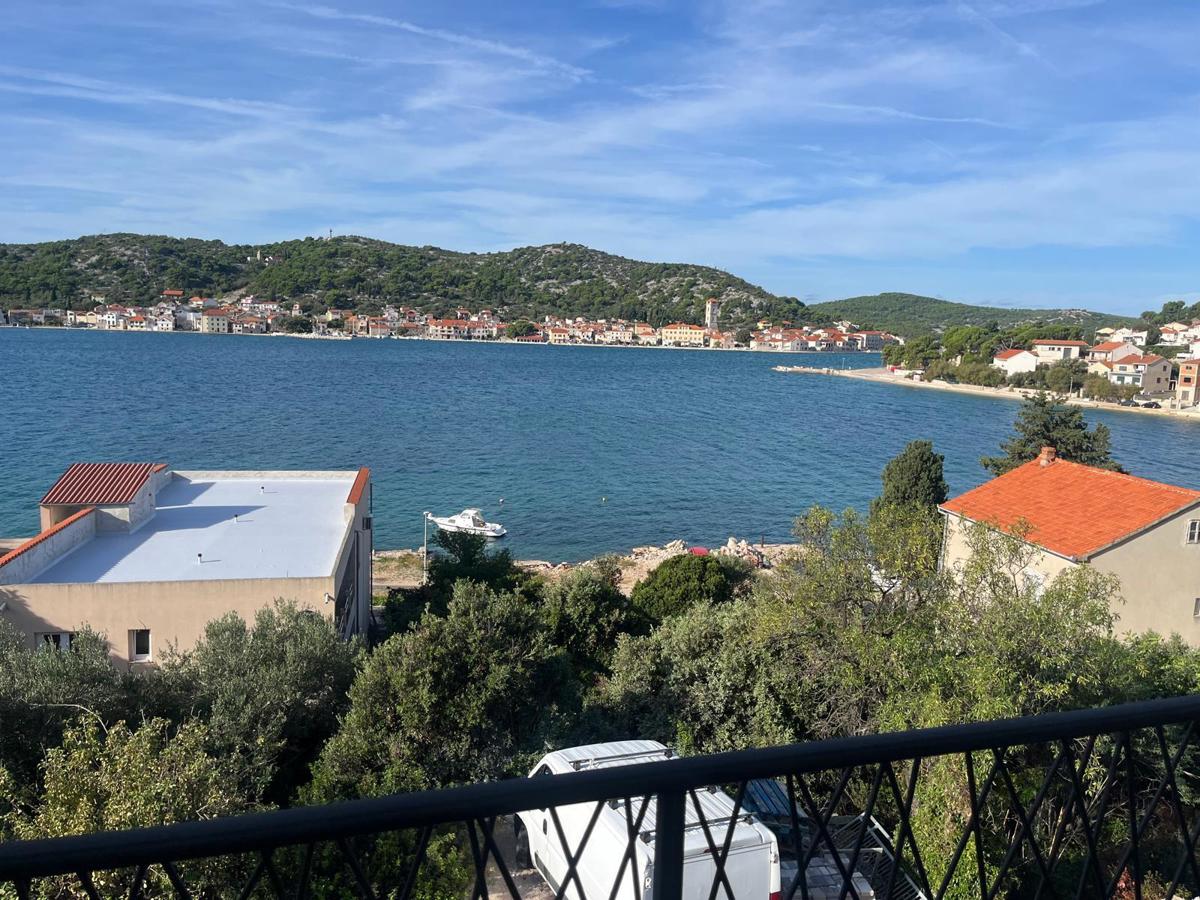 Tisno, odlično stanovanje, druga vrsta od morja