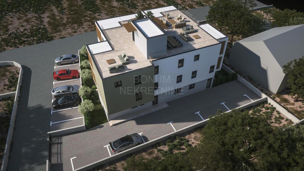 Manjše stanovanje z dvoriščem v centru mesta, Vodice