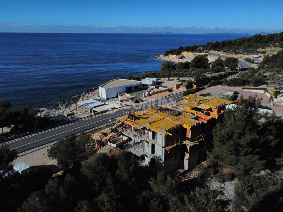 Apartma s teraso in odprtim pogledom na morje, 1. nadstropje novogradnje – Primošten Dolac