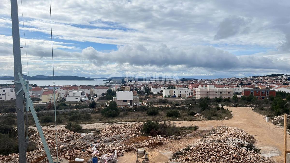 Luksuzna polsamostojna hiša s sistemom pametnega doma, neskončnim bazenom in pogledom na morje, Vodice