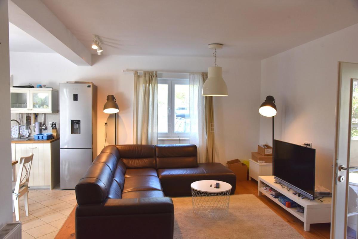 Lepa hiša z bazenom v mirnem zalivu, Tribunj