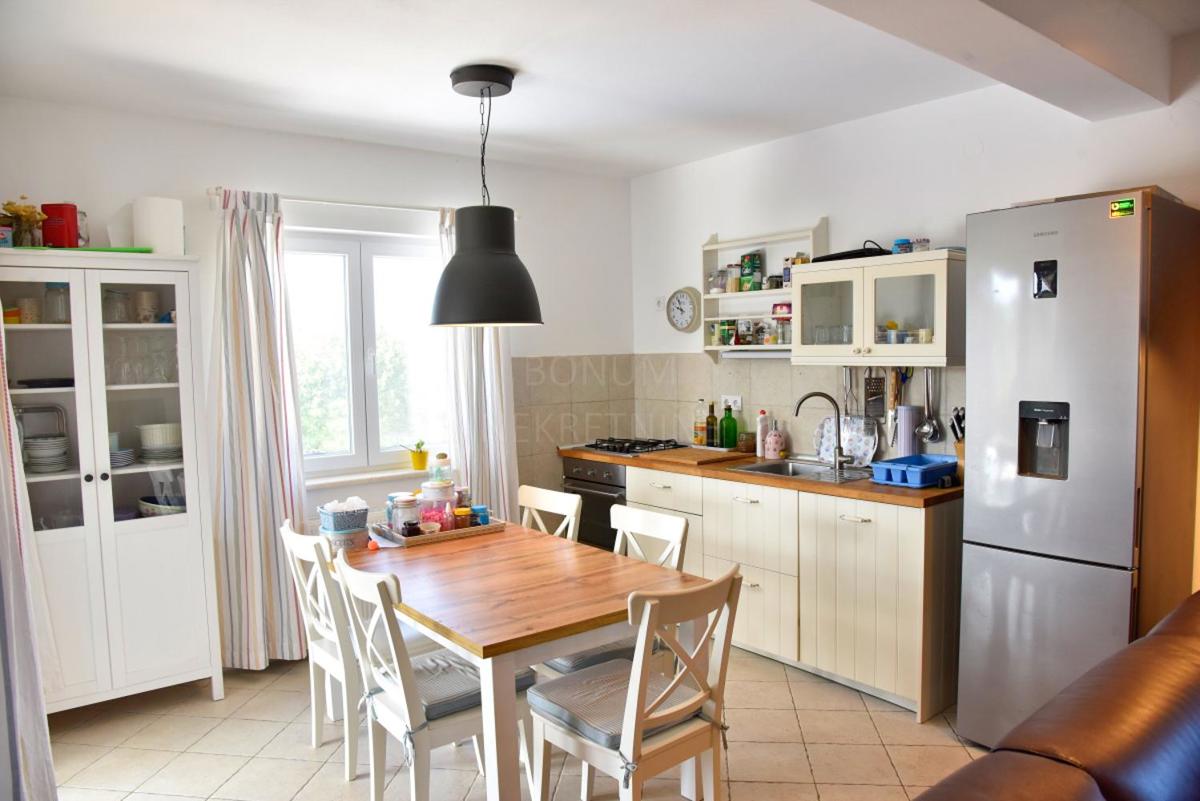 Lepa hiša z bazenom v mirnem zalivu, Tribunj