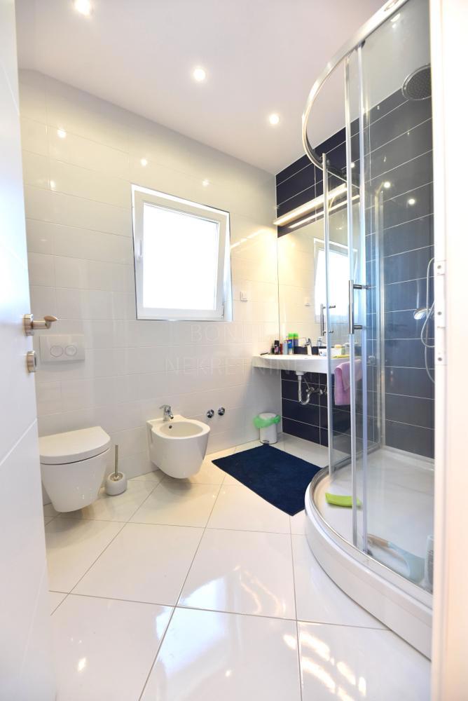 Lepa hiša z bazenom v mirnem zalivu, Tribunj