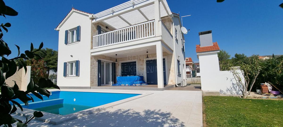 Lepa hiša z bazenom v mirnem zalivu, Tribunj