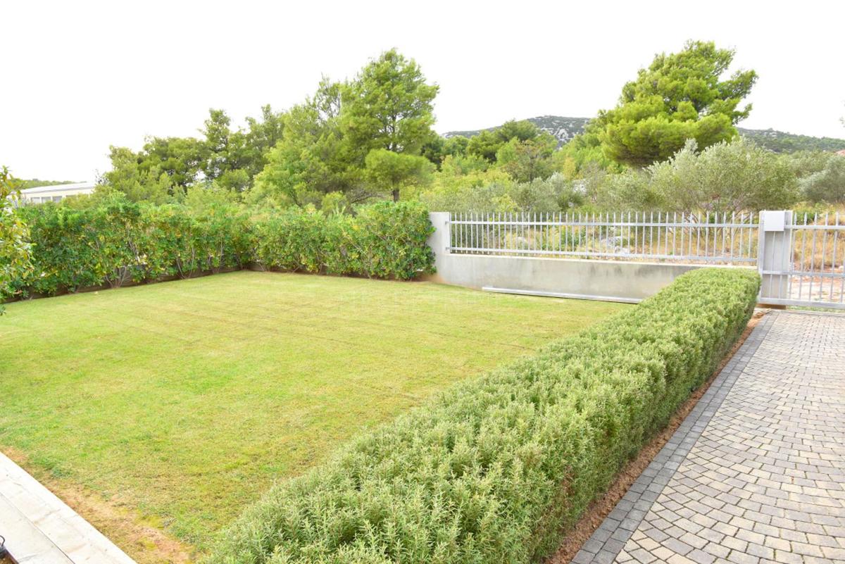 Lepa hiša z bazenom v mirnem zalivu, Tribunj