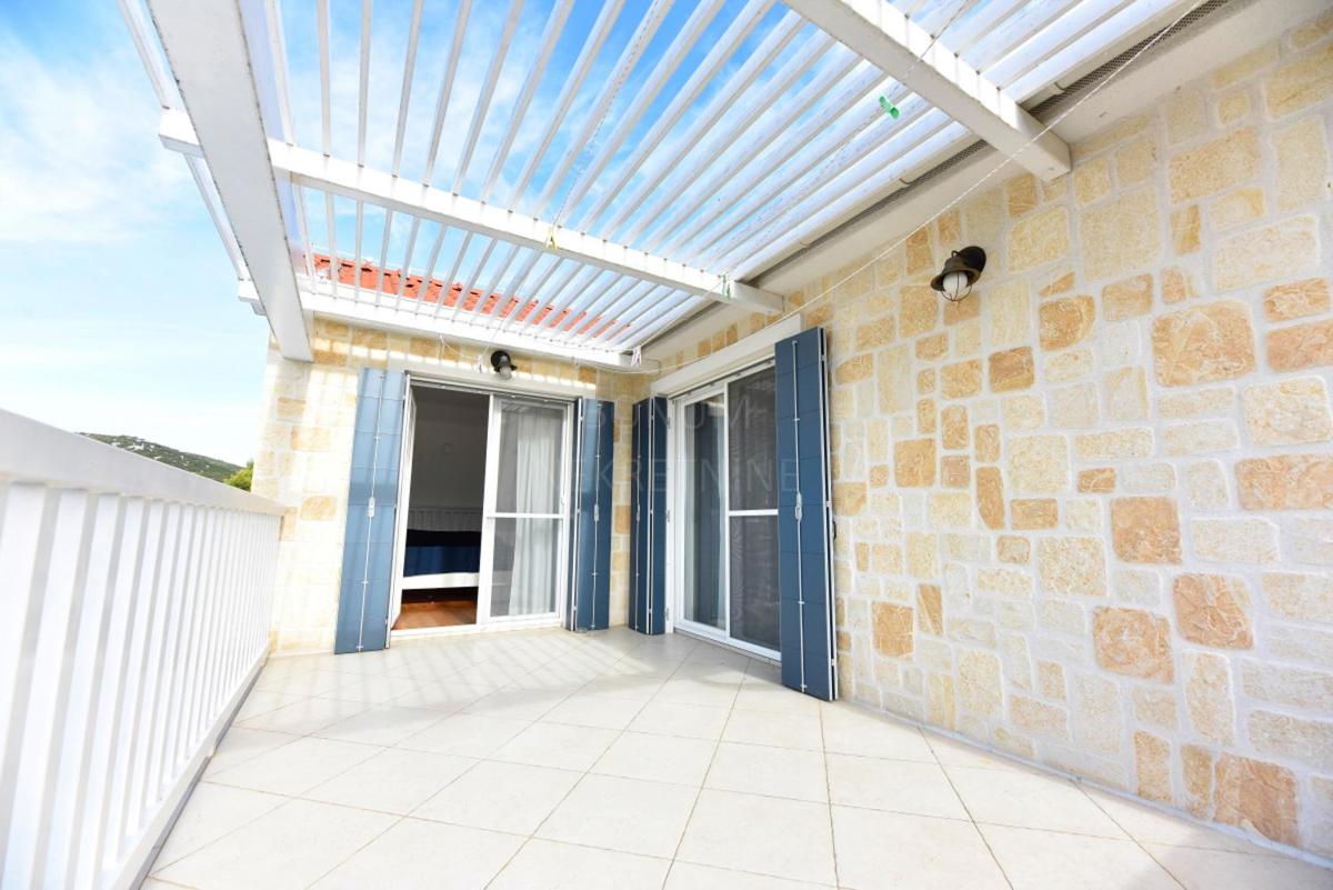 Lepa hiša z bazenom v mirnem zalivu, Tribunj