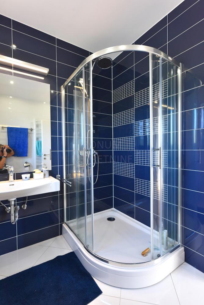 Lepa hiša z bazenom v mirnem zalivu, Tribunj