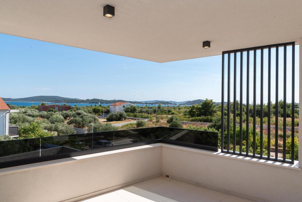 Čudovit apartma (tri spalnice), prvo nadstropje, Vodice