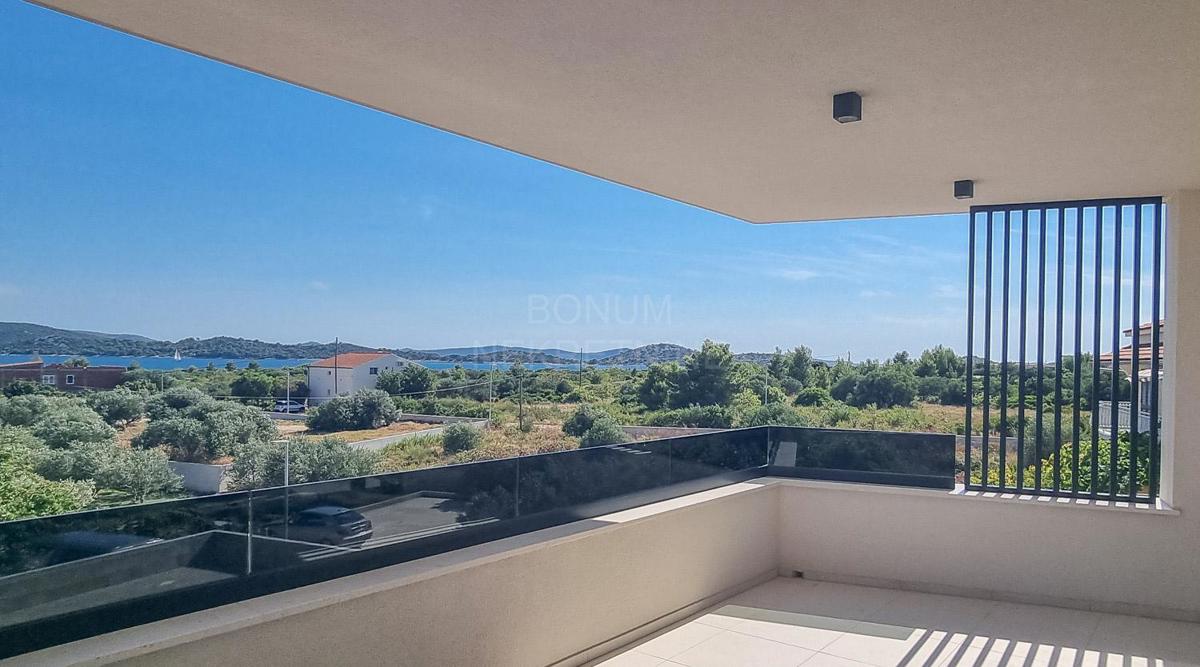 Čudovit apartma (tri spalnice), prvo nadstropje, Vodice