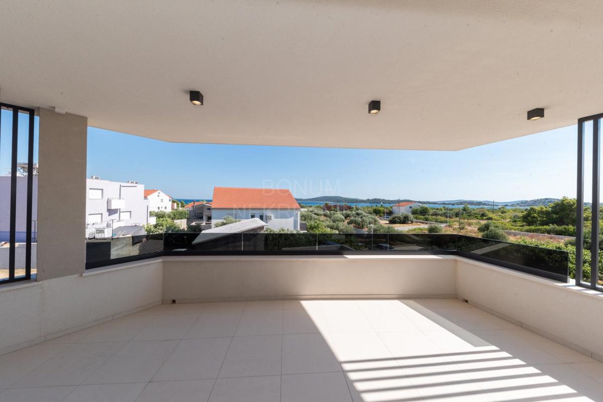 Čudovit apartma (tri spalnice), prvo nadstropje, Vodice