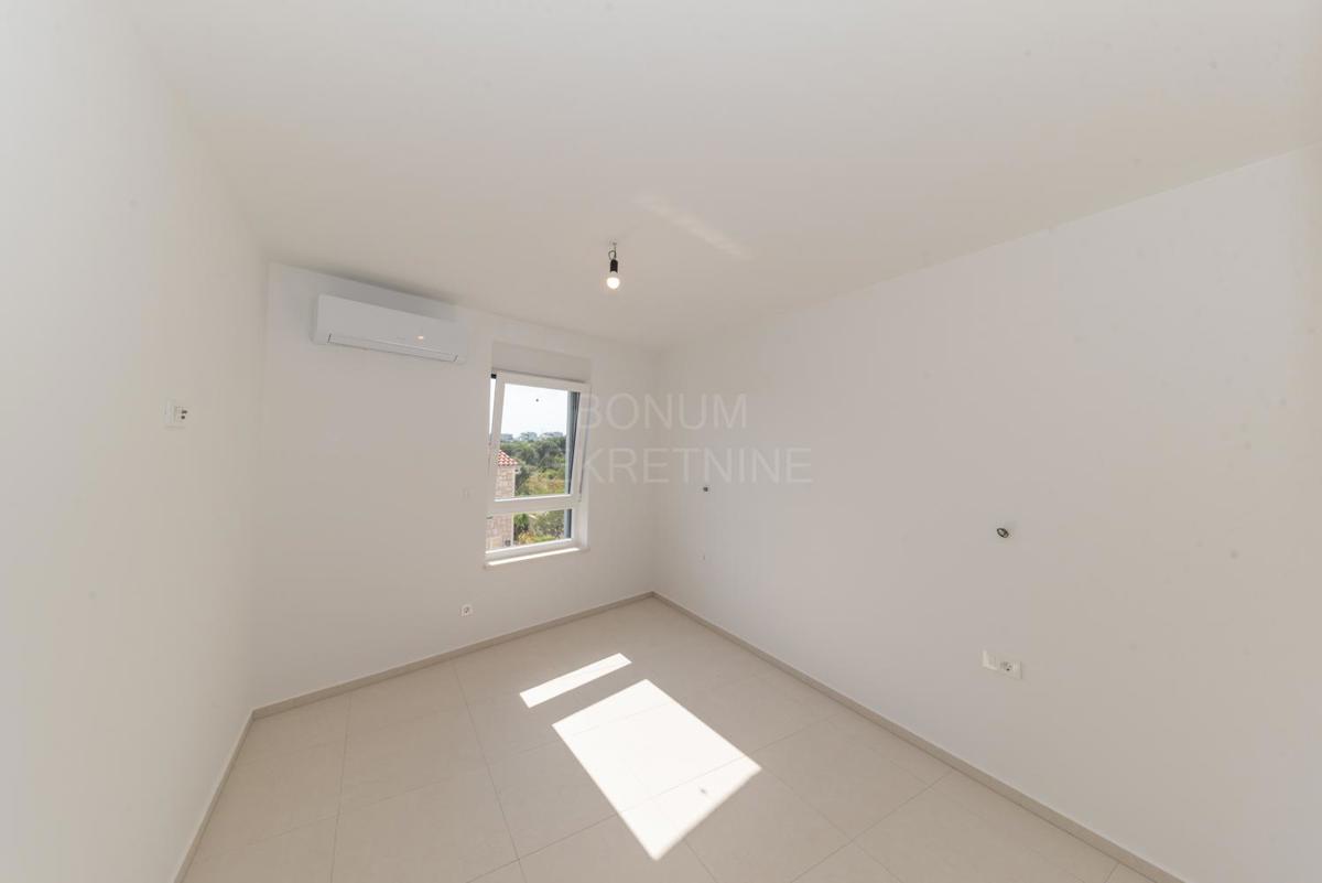 Čudovit apartma (tri spalnice), prvo nadstropje, Vodice