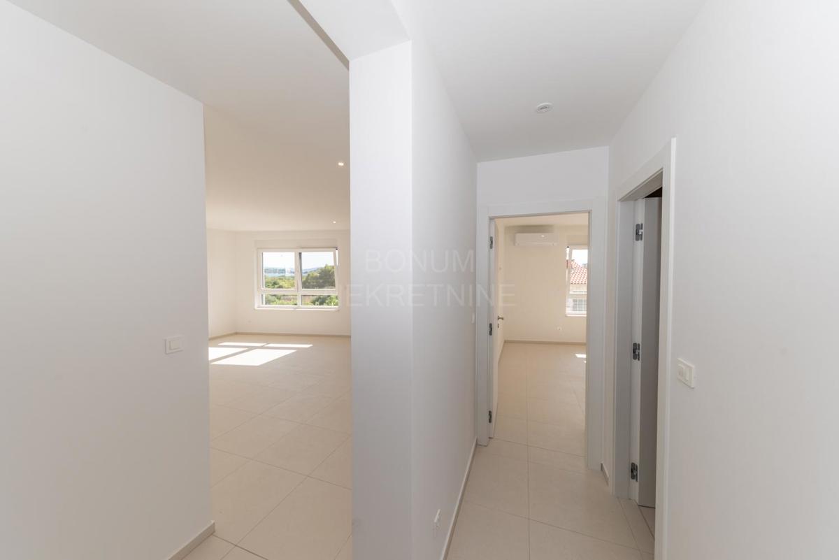 Čudovit apartma (tri spalnice), prvo nadstropje, Vodice
