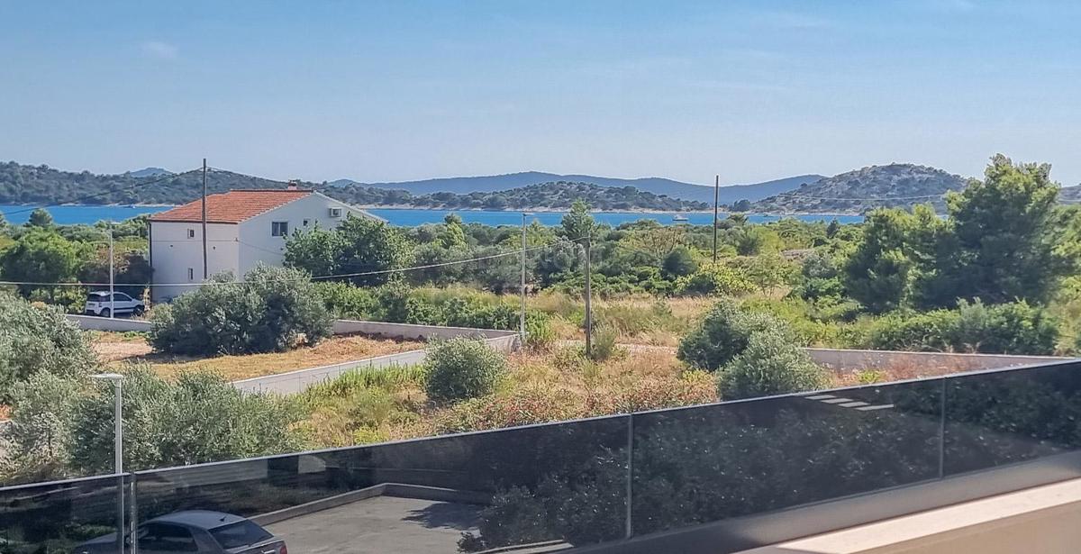 Čudovit apartma (tri spalnice), prvo nadstropje, Vodice