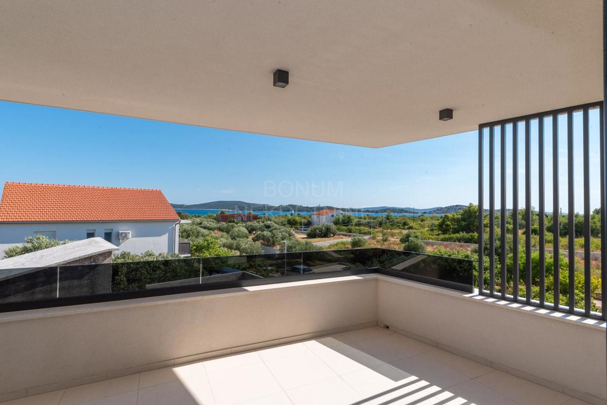 Čudovit apartma (tri spalnice), prvo nadstropje, Vodice