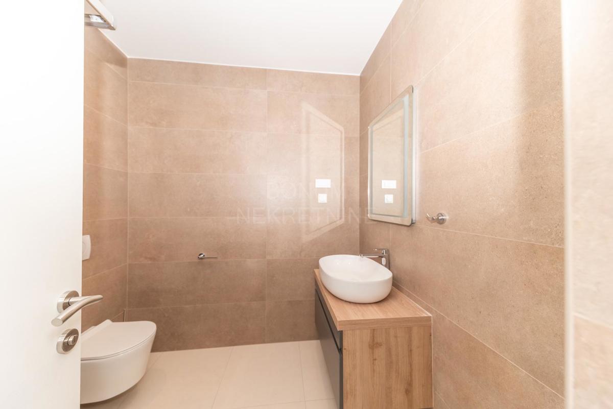 Čudovit apartma (tri spalnice), prvo nadstropje, Vodice