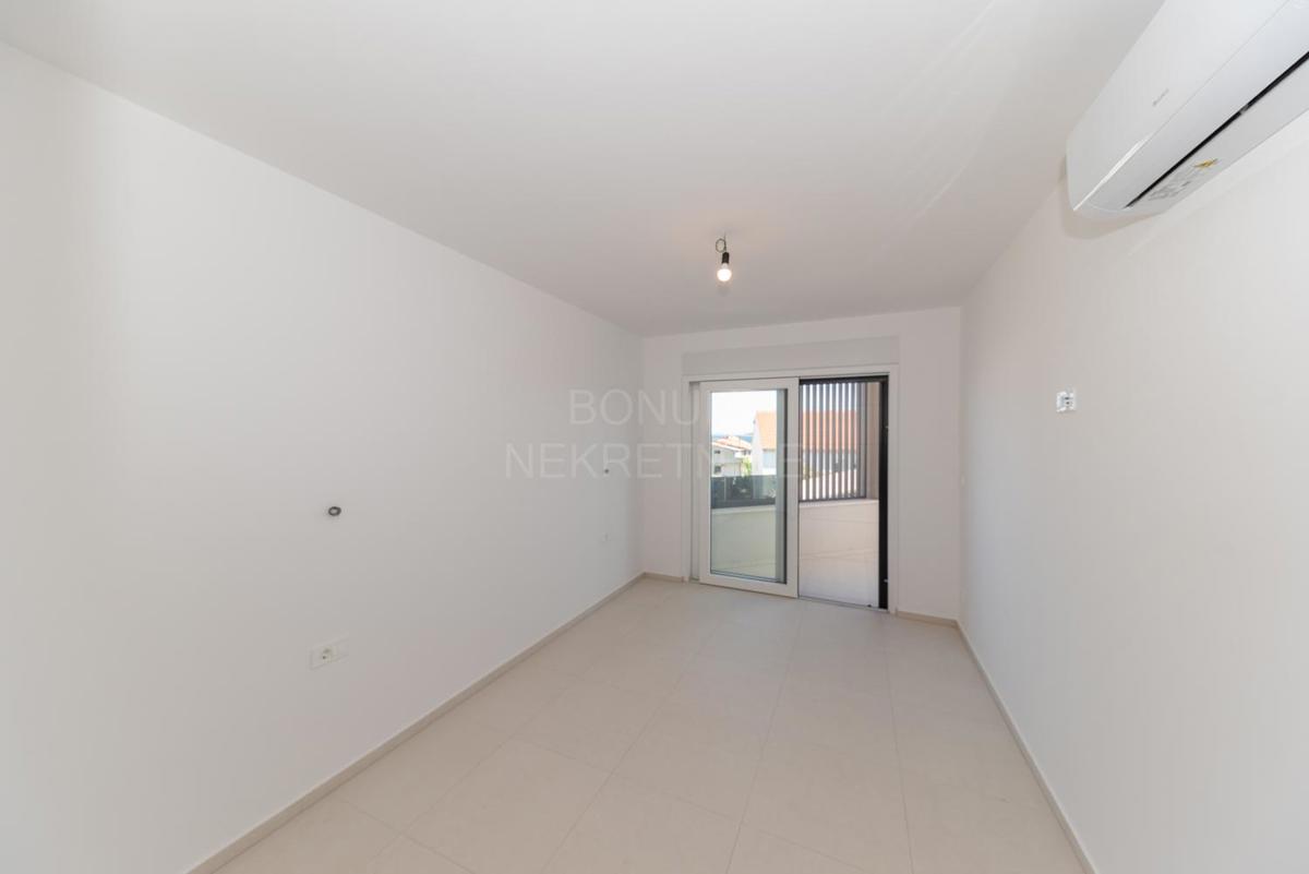 Čudovit apartma (tri spalnice), prvo nadstropje, Vodice