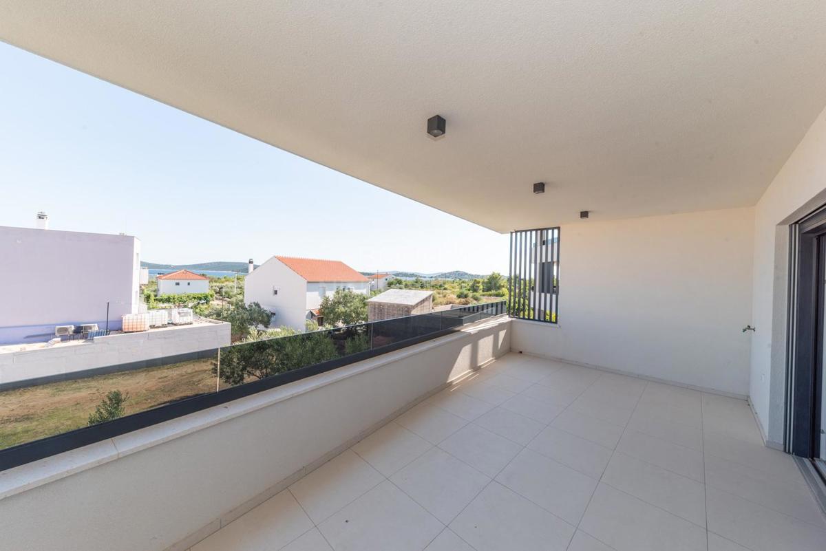Čudovit apartma (tri spalnice), prvo nadstropje, Vodice