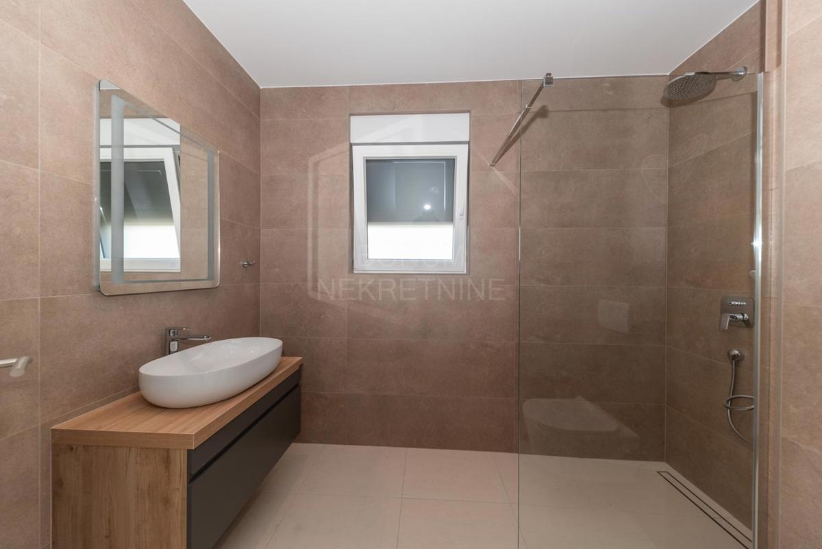 Čudovit apartma (tri spalnice), prvo nadstropje, Vodice