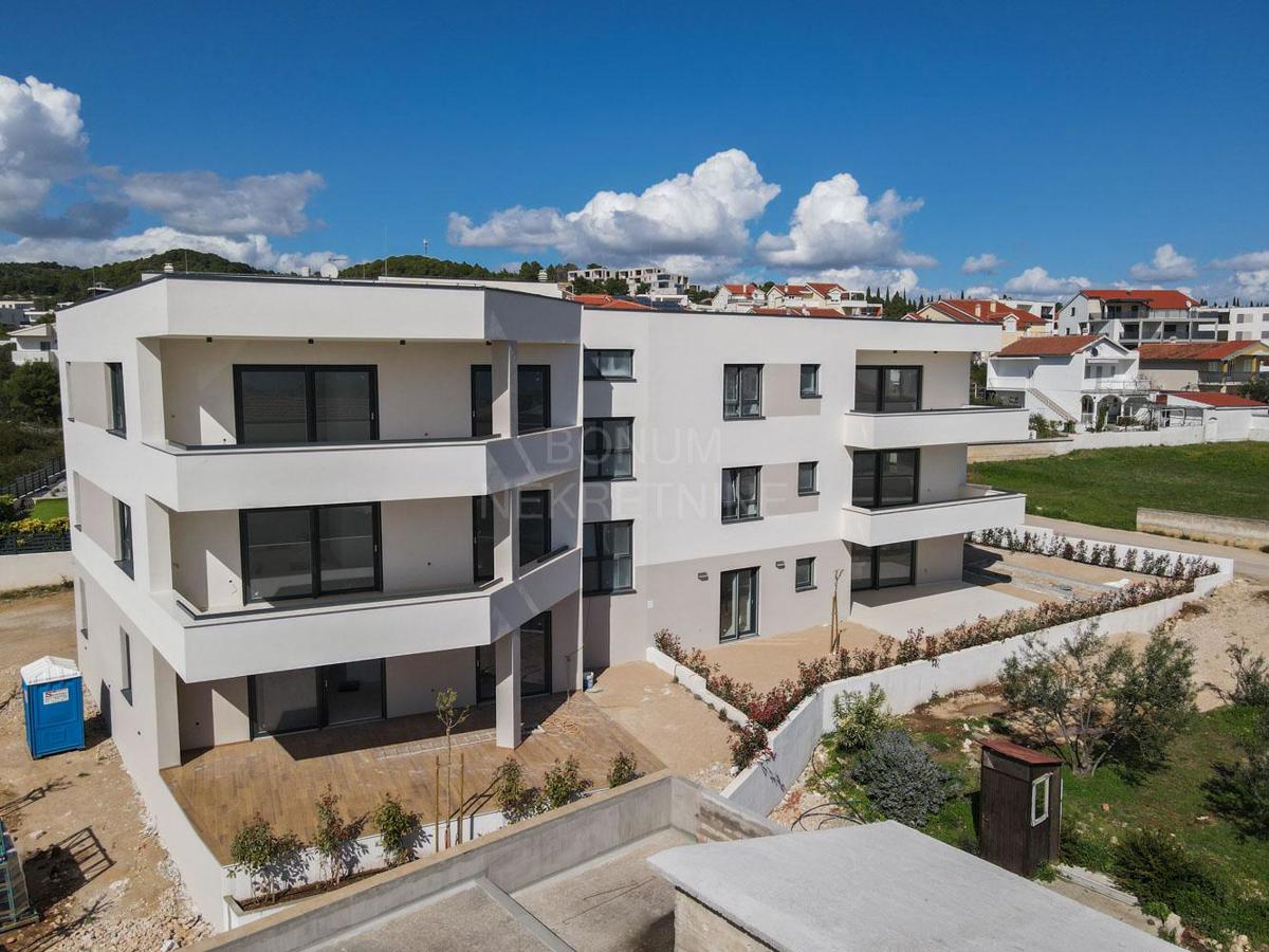 Čudovit apartma (tri spalnice), prvo nadstropje, Vodice