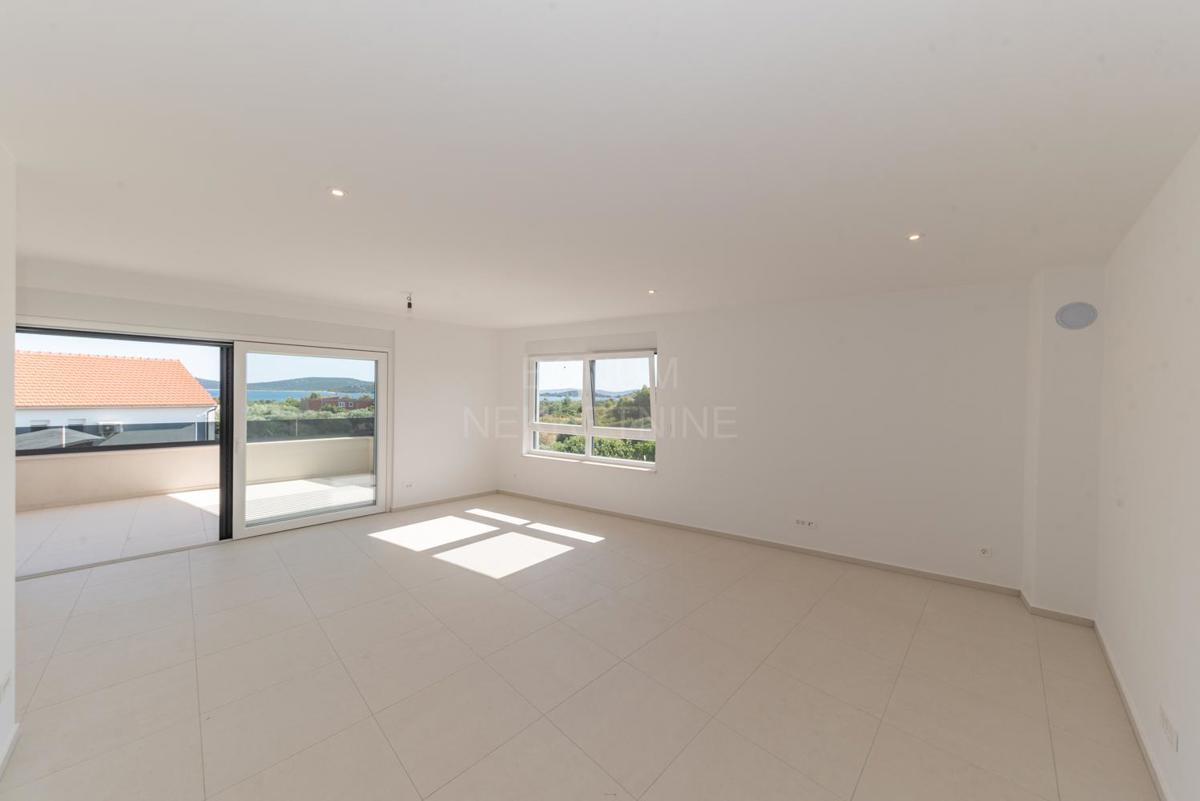 Čudovit apartma (tri spalnice), prvo nadstropje, Vodice